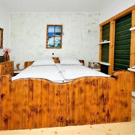 Casa vacanze Family Friendly House With A Swimming Pool Plano, - 23902 *