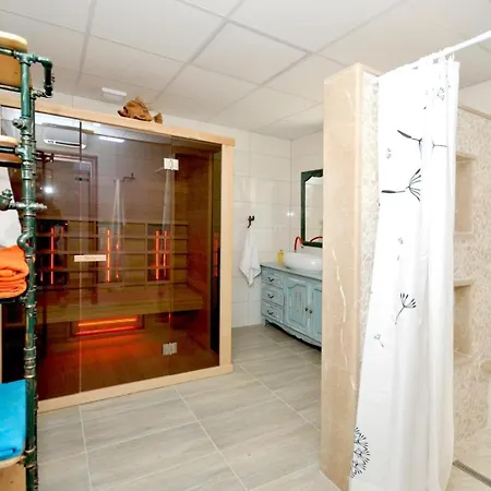 Family Friendly House With A Swimming Pool Plano, - 23902 * تروغير