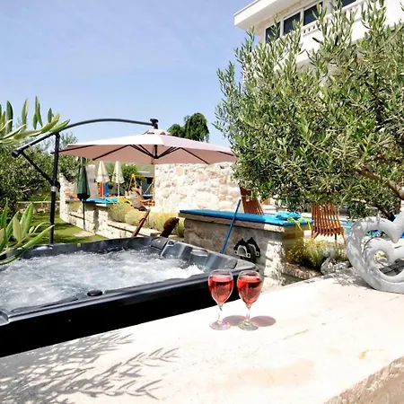 Family Friendly House With A Swimming Pool Plano, - 23902