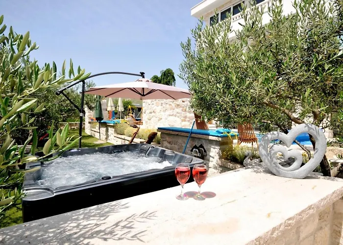 Family Friendly House With A Swimming Pool Plano, - 23902