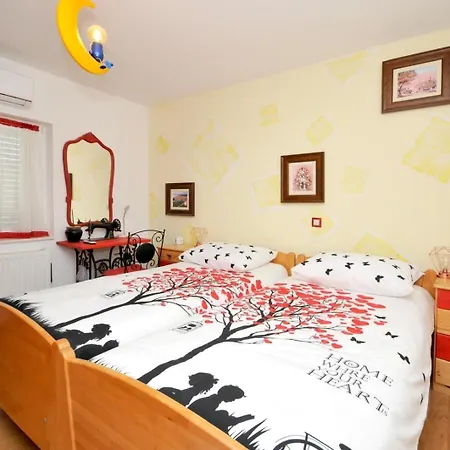 Будинок відпочинку Family Friendly House With A Swimming Pool Plano, - 23902 Трогір